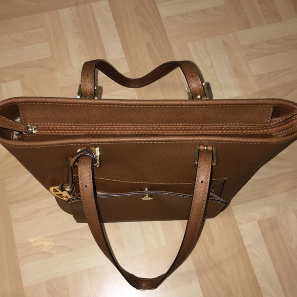 Michael Kors Jet Set Front Snap Pocket Tote - Picture 8 of 11